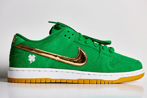 Photos détaillées du Nike SB Dunk Low "St. Patrick's Day" qui sortira en 2022.