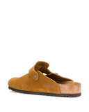 Birkenstock Boston Soft Footbed Suede Camel vue de profil avec bride à boucle