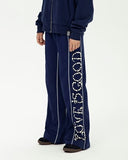 GOODBRAND Love is Good Pearl-Print Sweatpants Navy Blue détail de l'inscription perlée