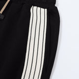 Détail de la bande latérale rayée du Fear of God Sport Nylon Stripe Relaxed Sweatpant Black