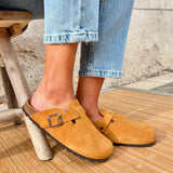 Birkenstock Boston Suede Camel détail du cuir velours et de la boucle