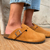 Birkenstock Boston Suede Camel détail du cuir velours et de la boucle